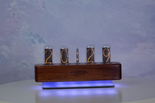 ПрофКиП Ламповые Часы — Абсолютная Точность (венге) - внешний вид ПрофКиП Ламповые Часы — Абсолютная Точность (венге) фотография